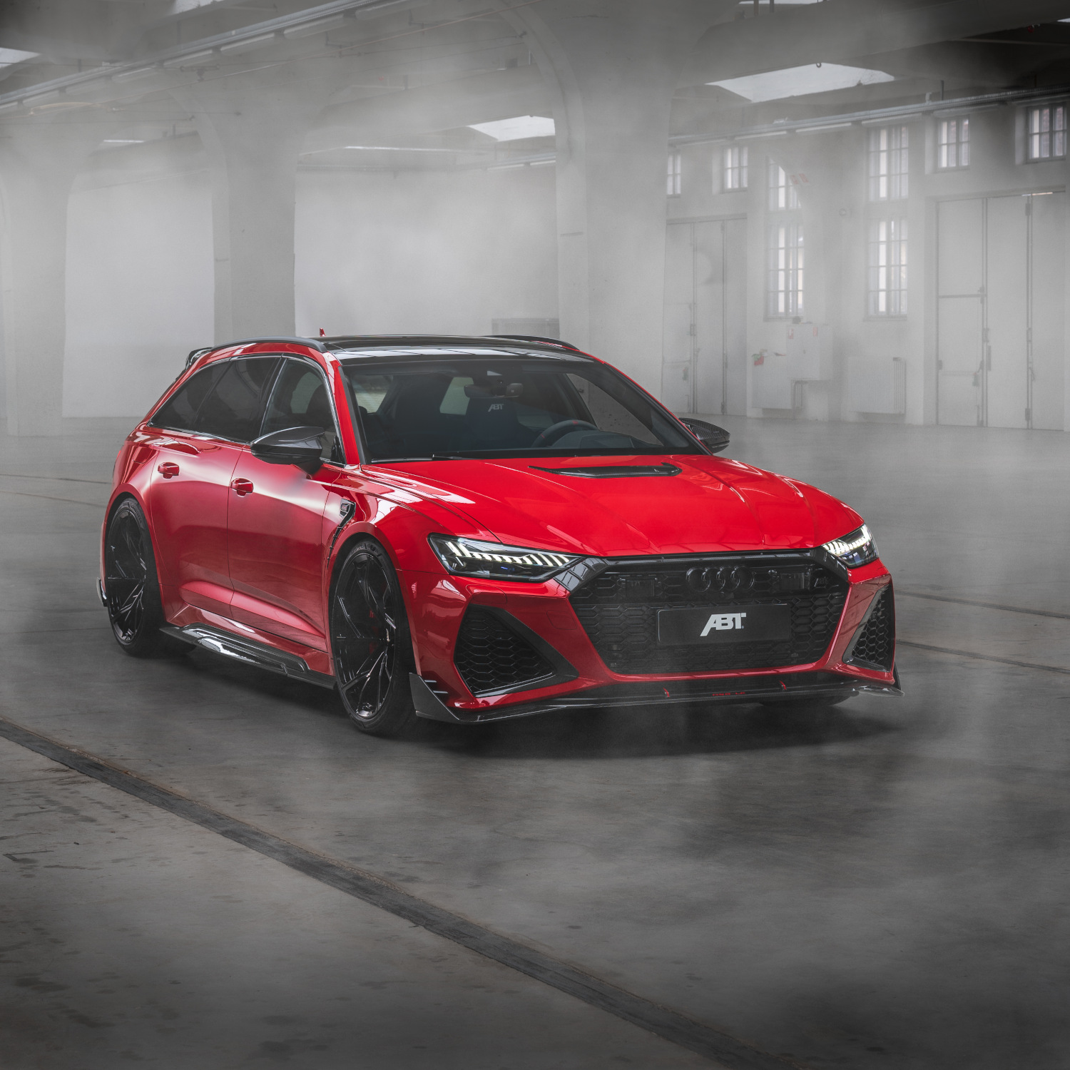 roter ABT RS6-LE aus der seitlichen Frontansicht in verrauchter Industriehalle