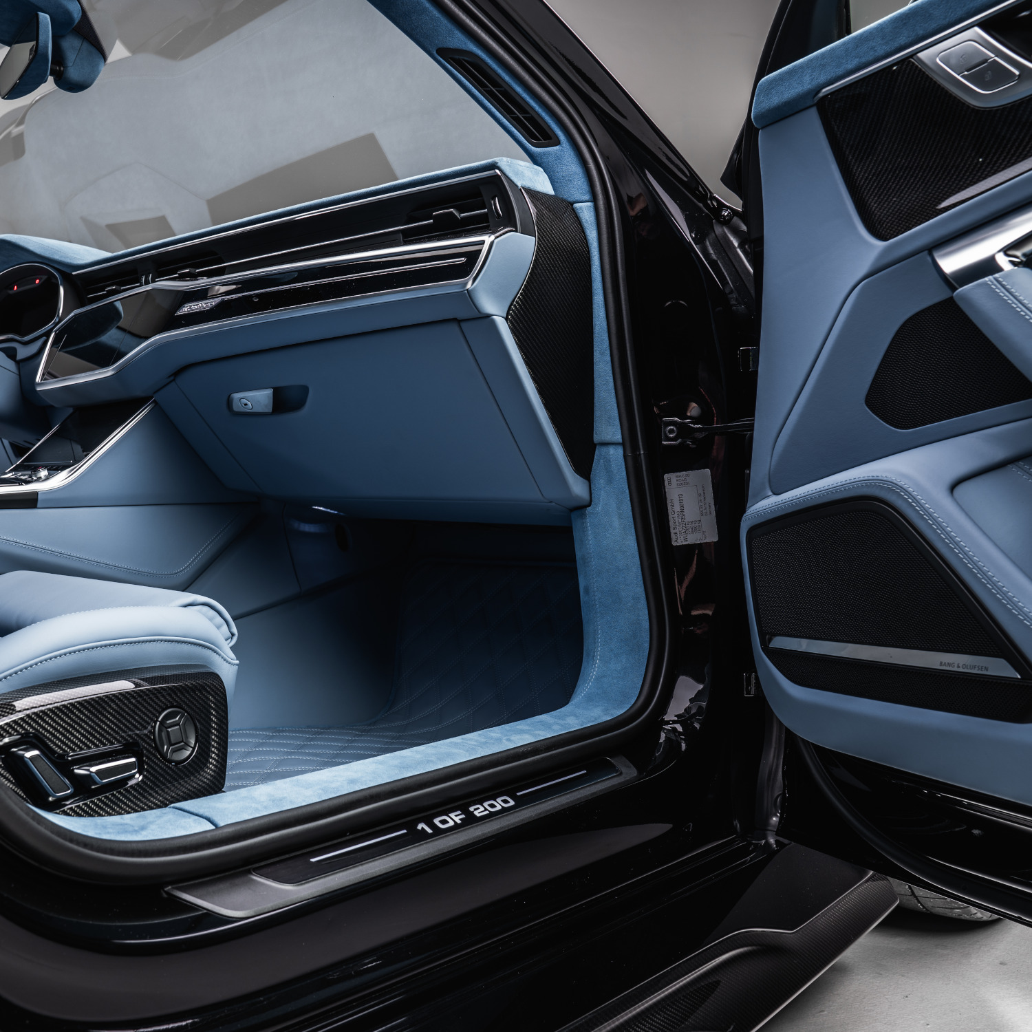 Nahaufnahme Einstieg in blaues Individual Interieur 